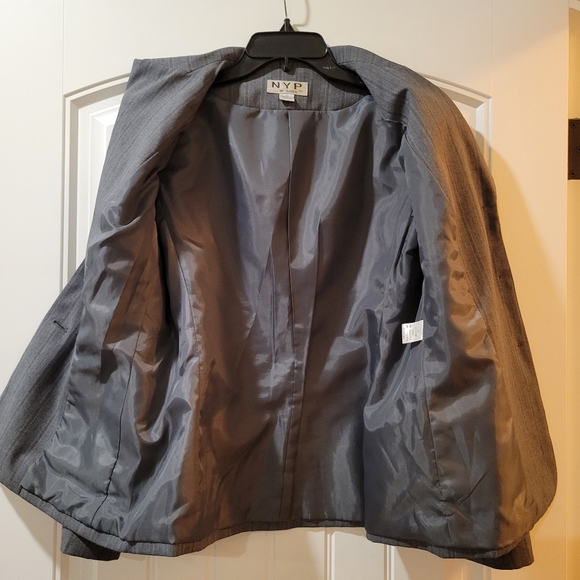 Gray stripe 3 button closure lined blazer 10 - Picture 4 of 11